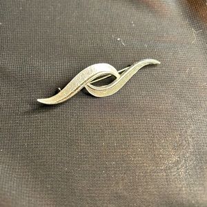VTG Silver Tone Metal brooch. Unbranded.